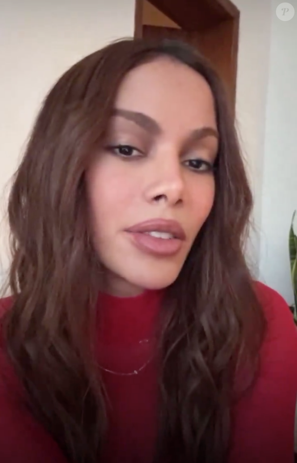 Através de uma live, Anitta comentou que tem lido as acusações de que estaria influenciando outras pessoas a fazer plásticas