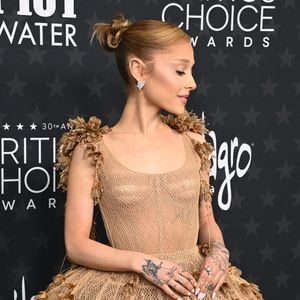 Ariana Grande transforma o tapete vermelho em palco de glamour no Critics' Choice Awards com sua escolha ousada da Dior