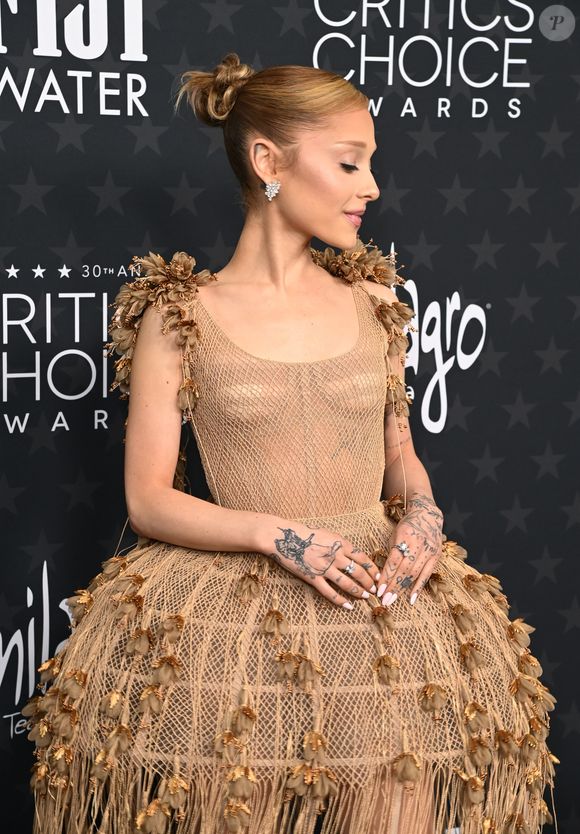 Ariana Grande transforma o tapete vermelho em palco de glamour no Critics' Choice Awards com sua escolha ousada da Dior