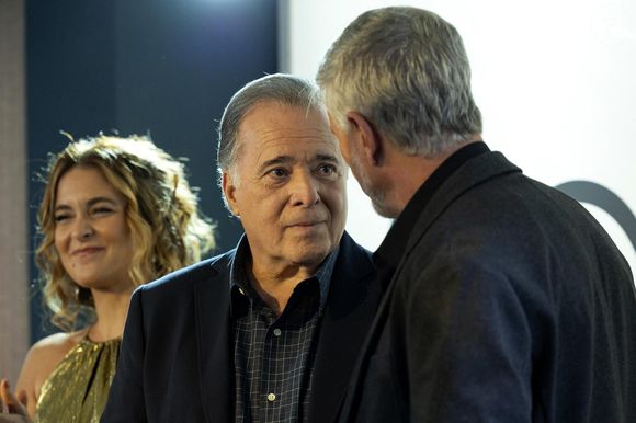 Abel (Tony Ramos) e Jaques (Marcello Novaes) se estranham na festa de 60 anos da Boaz