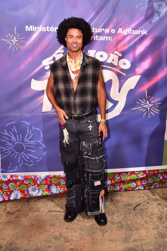 Meio junino, meio fashionista com calça recortada, ex-BBB Breno esbanjou beleza no São João da Thay