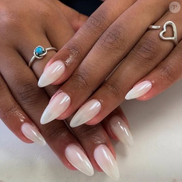 Para além das inúmeras possibilidades de cores, acabamentos e nail arts, o formato das unhas também costuma gerar dúvida na hora da manicure