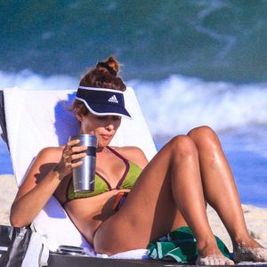 Isadora Cruz alia conforto e estilo em produção praiana que destaca cores da moda