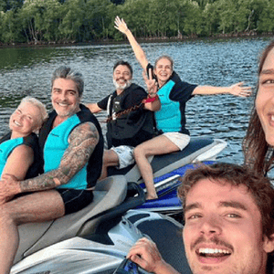 Registro em família mostra clima descontraído em meio à repercussão nas redes