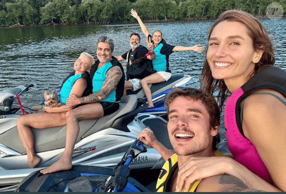 Registro em família mostra clima descontraído em meio à repercussão nas redes