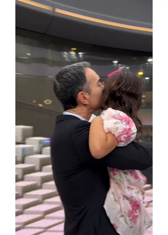 Momento fofo: filha Manu corre para abraçar o pai no estúdio do “JN” e encanta os telespectadores