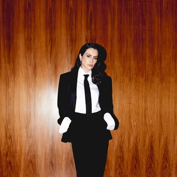 Cleo usou terninho em look all black
