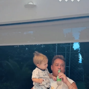 Leonardo está com José Leonardo no colo, enquanto ingere uma bebida de sua própria marca, Cabaré. Segundo o rótulo do produto, o teor alcoólico é de 5%