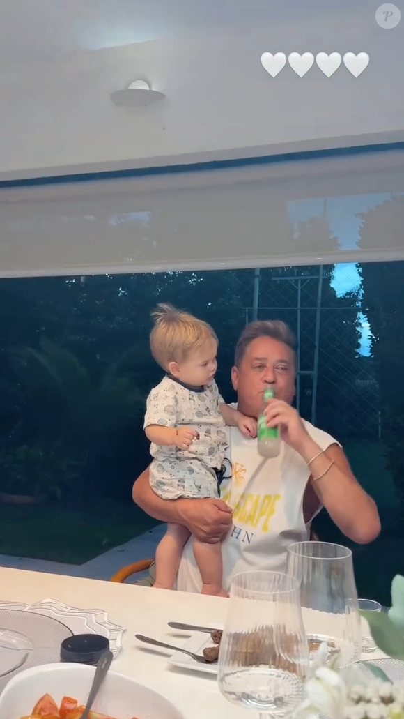 Leonardo está com José Leonardo no colo, enquanto ingere uma bebida de sua própria marca, Cabaré. Segundo o rótulo do produto, o teor alcoólico é de 5%