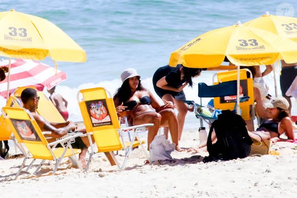 De férias no Rio, Bella Campos atualiza a marquinha, surge de biquíni preto e chama atenção na praia