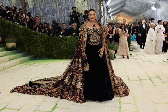 Vestido de Sudha Reddy teve mais de 90 artesãos participando da produção, que levou 3.459 horas para ser concluída