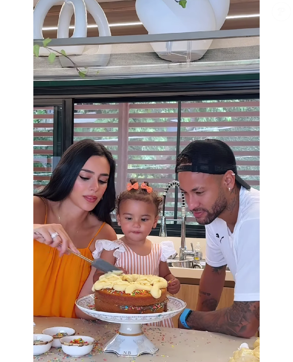 Bruna Biancardi usou glacê e confeitos coloridos para a decoração do bolo.