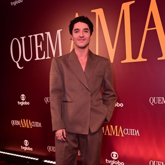 João Vitor Silva vive Rafael, filho de Pilar na novela 'quem ama cuida'
