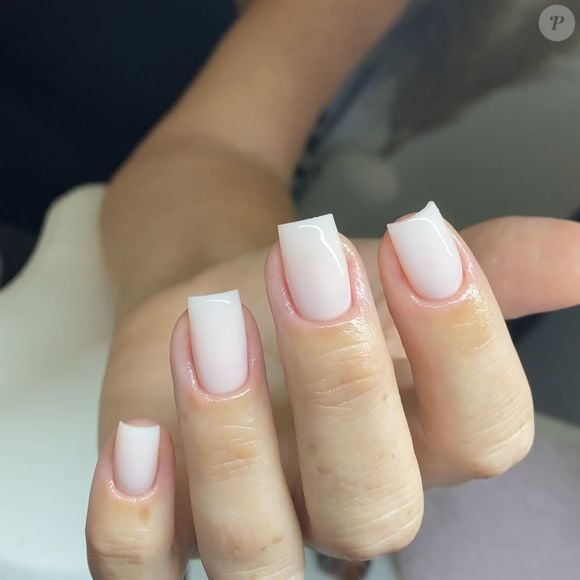 Unhas quadradas na cor cloud dancer, tonalidade escolhida pela Pantone para o ano de 2026, são a grande aposta neste Outono: versátil, combina com todos os looks que usar