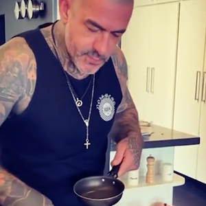 Adicione um ovo frito (também pode ser mexido ou cozido) ao seu prato de café da manhã