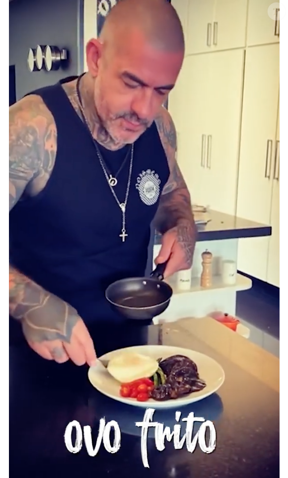 Adicione um ovo frito (também pode ser mexido ou cozido) ao seu prato de café da manhã
