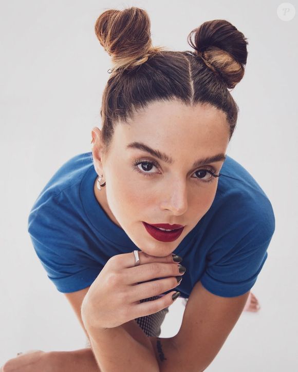 Inspirado nos anos 90 e popularizado por ícones como as Spice Girls e a Princesa Leia, o estilo voltou com força total, repaginado para os dias de hoje — agora com versões com tranças, acessórios e até glitter.