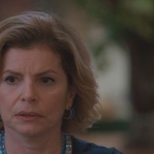 Odete Roitman (Débora Bloch) conta toda a verdade sobre Leonardo (Guilherme Magon)