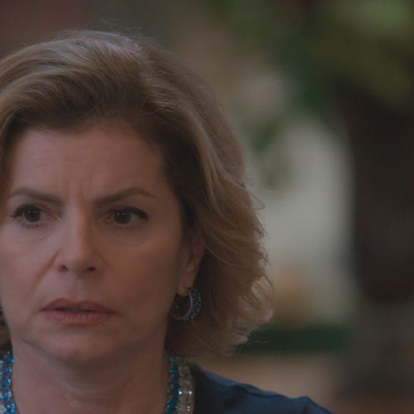 Odete Roitman (Débora Bloch) conta toda a verdade sobre Leonardo (Guilherme Magon)