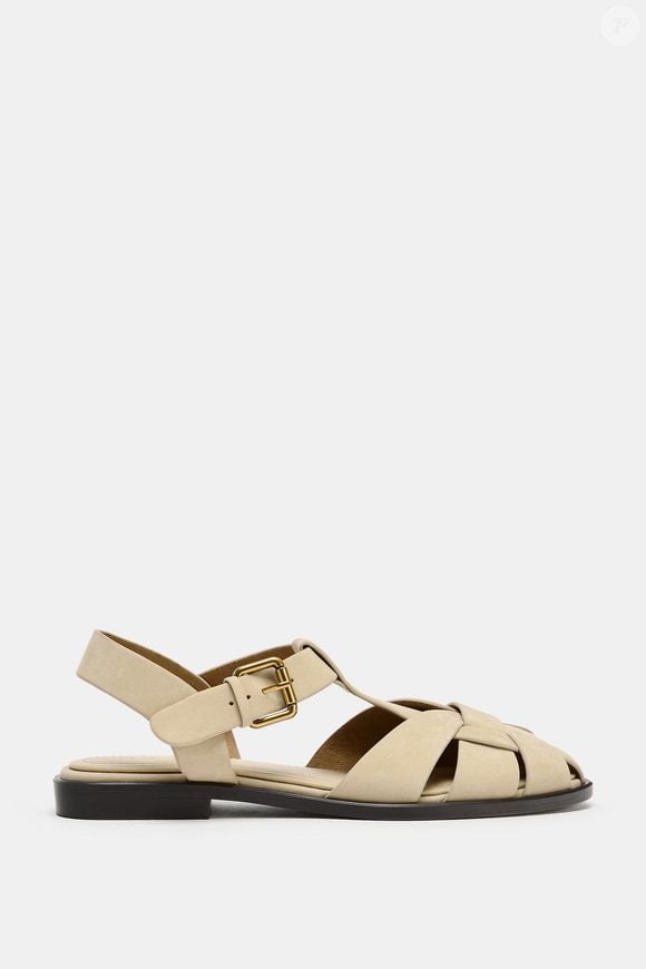Minimalista e atemporal: a sandália de couro com tiras da Zara promete ser uma das escolhas mais versáteis para combinar com vestidos, saias e conjuntos de linho