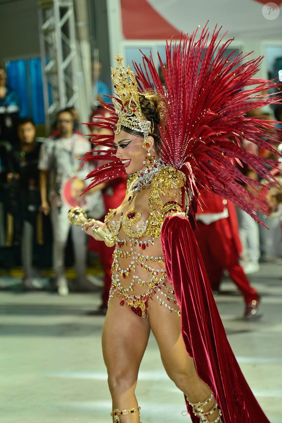 Juliana Paes performou com uma capa de veludo durante o desfile da Viradouro