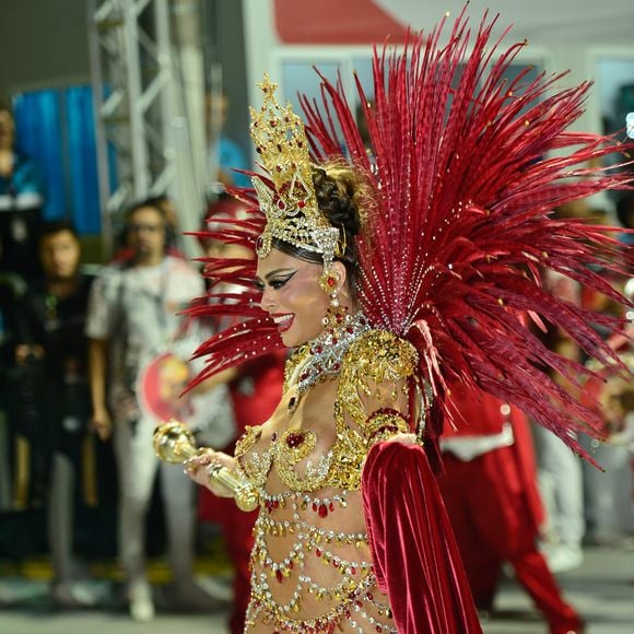 Juliana Paes performou com uma capa de veludo durante o desfile da Viradouro