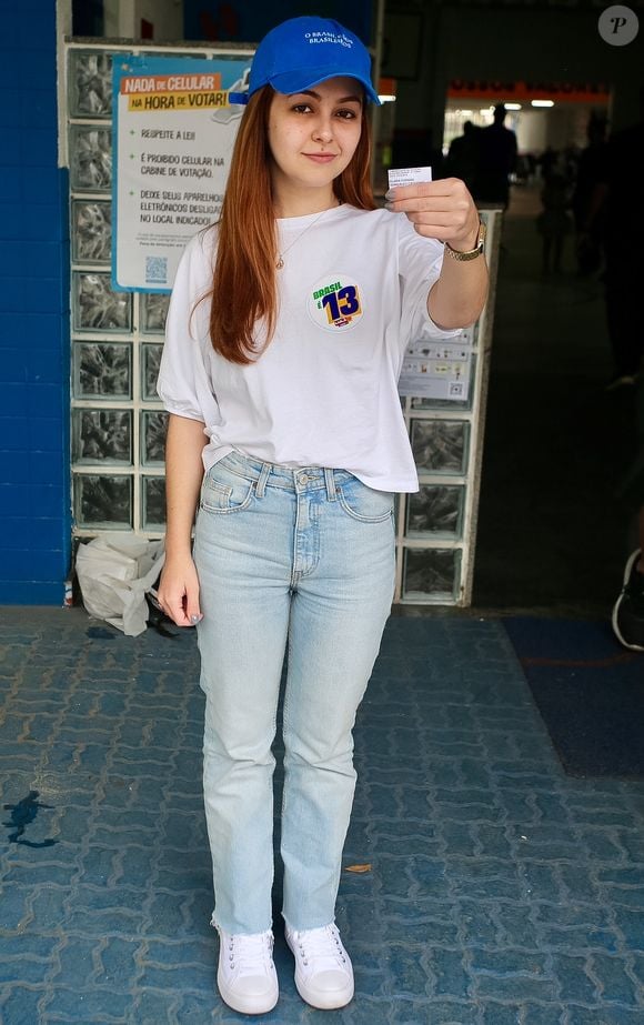 Klara Castanha exerce seu papel como cidadã e vota no segundo turno das eleições 2026