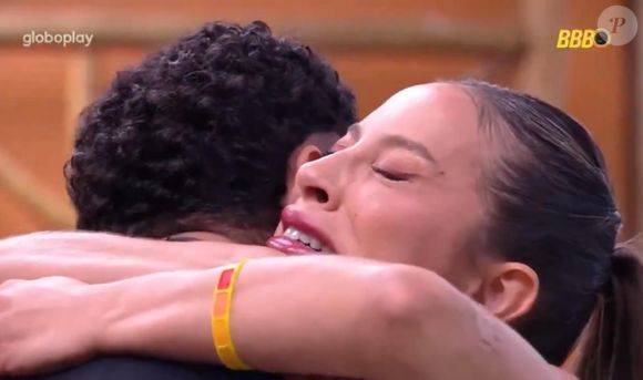 Vinícius e Renata choraram abraçados após Sincerão com lembranças de parentes destruídas no 'BBB 25'