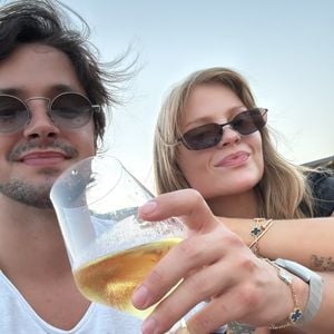 O relacionamento de Luísa Sonza e Luís Ribeirinho também é marcado por viagens; antes do noivado, o casal passou dias na Sardenha, na Itália, durante a comemoração dos 28 anos da cantora