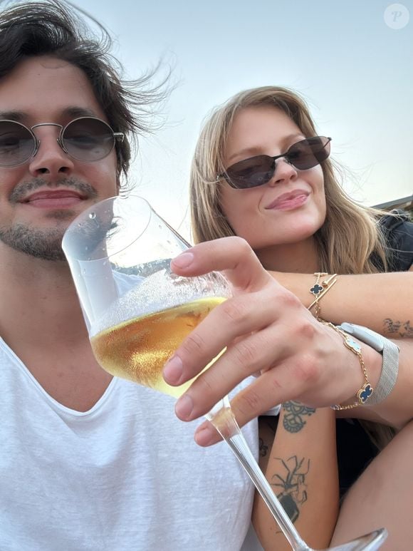 O relacionamento de Luísa Sonza e Luís Ribeirinho também é marcado por viagens; antes do noivado, o casal passou dias na Sardenha, na Itália, durante a comemoração dos 28 anos da cantora