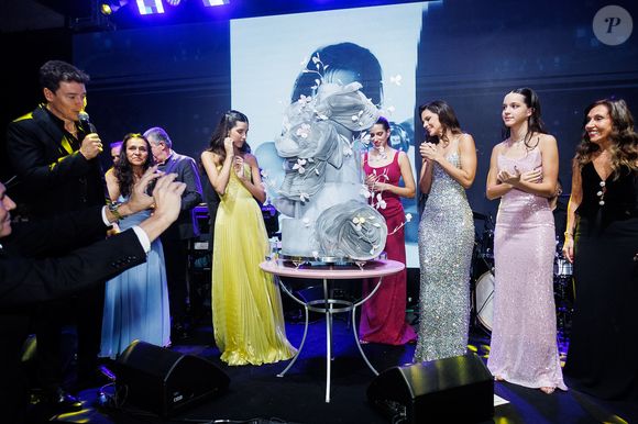 Rodrigo Faro comandou o parabéns para Vera Viel