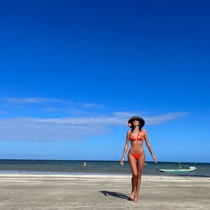 Os ingredientes da panqueca são 1 colher de sopa cheia de farinha de coco, 1 colher de sopa cheia de fibra psyllium, 1 ovo grande, 1 colher de sopa de leite de coco, 1 colher de chá de xilitol e 1 colher de café de canela