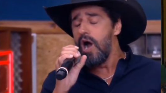 Ué, mudou de ideia!? Alberto Cowboy solta o gogó na TV Globo após negar investir na música pós-'BBB 26', e web cutuca: 'Milena nunca errou'