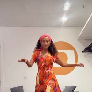 Bastidores com bom humor: atriz brinca nas redes sociais ao comparar os looks antigos e novos da personagem