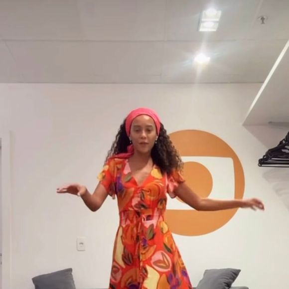 Bastidores com bom humor: atriz brinca nas redes sociais ao comparar os looks antigos e novos da personagem