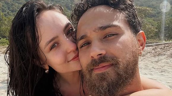 Larissa Manoela e André Luiz Frambach: a relação amadureceu e culminou no casamento, realizado em dezembro de 2023, em uma cerimônia que marcou a união de um dos casais mais acompanhados pelo público nas redes sociais.