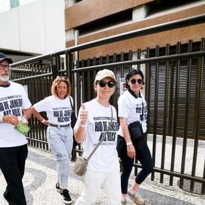 Claudia Abreu também marcou presença na manifestação em Copacabana contra a anistia dos condenados pelo golpe de 8 de janeiro