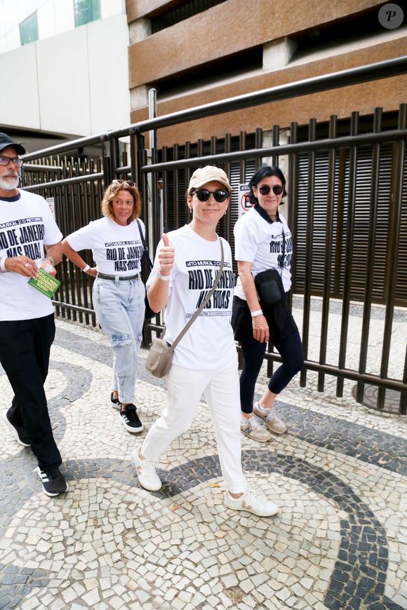 Claudia Abreu também marcou presença na manifestação em Copacabana contra a anistia dos condenados pelo golpe de 8 de janeiro