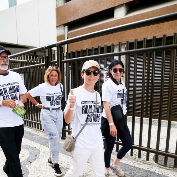Claudia Abreu também marcou presença na manifestação em Copacabana contra a anistia dos condenados pelo golpe de 8 de janeiro