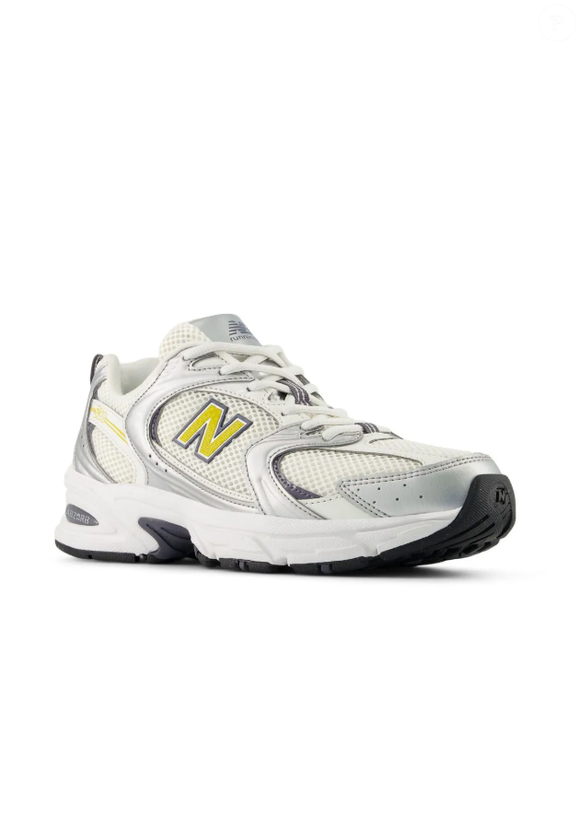 O novo tênis New Balance 530 é versátil e boa opção para o dia a dia, além de encaixar bem em looks com uma pegada mais esportiva ou casual.