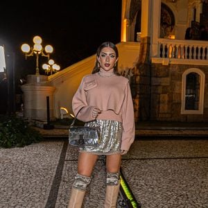Jade Picon usou suéter cor de rosa que tinha bolsa baguete Fendi acoplada