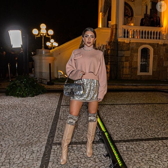 Jade Picon usou suéter cor de rosa que tinha bolsa baguete Fendi acoplada