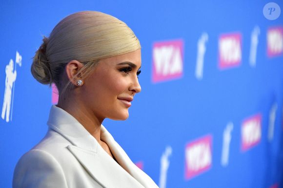 Kylie Jenner apostou em penteado polido e com coque baixo