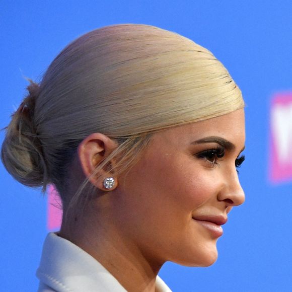 Kylie Jenner apostou em penteado polido e com coque baixo