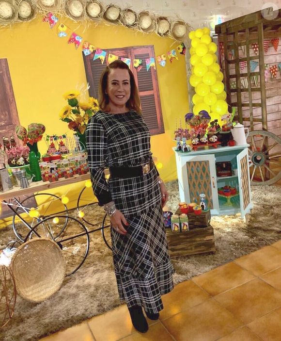 Em festa junina, Zilu usou vestido xadrez P&B mais fechado e sóbrio