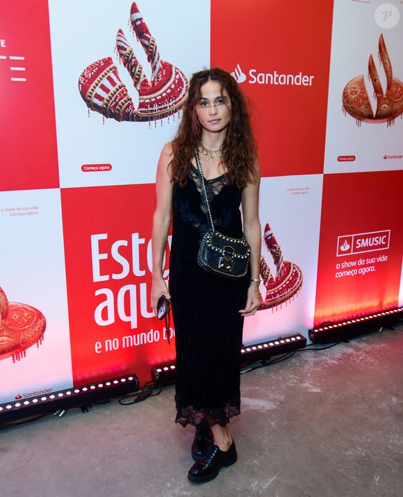 Nanda Costa apostou no 'preto básico' para compor seu look que foi apenas um vestido longo