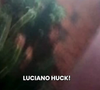 Durante ligação com Matheus, Luciano Huck prometeu enviar um PlayStation 5 ao menino, que vende balas e bombons para ajudar a família