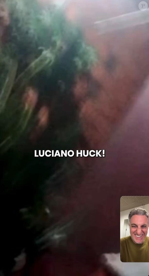 Durante ligação com Matheus, Luciano Huck prometeu enviar um PlayStation 5 ao menino, que vende balas e bombons para ajudar a família