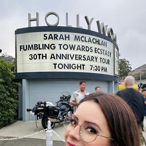 Sandy nunca dorme de maquiagem e, no dia a dia, se divide entre hidratante facial, sérum e protetor solar