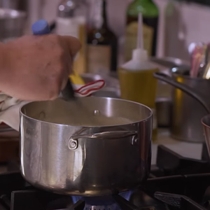 Por fim, utilize o leite que cozinhou com as claras e acrescente a mistura de gemas e açúcar para criar um creme leve